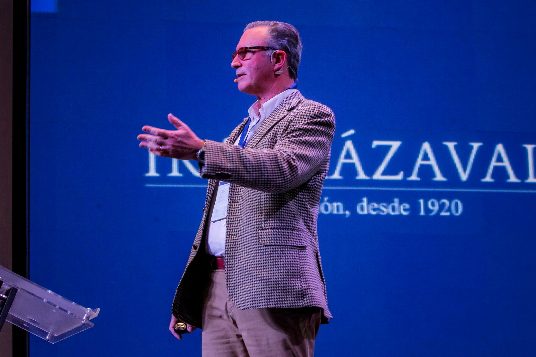 Luis Tesolat en conferencia